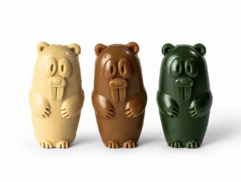 Trois friandises de mastication végétale pour chien en forme de castors, alignées de face. Les modèles se déclinent en trois couleurs : blanc pour le soutien osseux, marron pour la digestion et vert pour l'haleine fraîche.