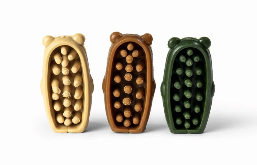 Vue arrière des trois castors croquants végétaux montrant leur texture tridimensionnelle à picots. Cette forme est spécialement conçue pour le brossage mécanique des dents et l'action anti-tartre chez le chien.