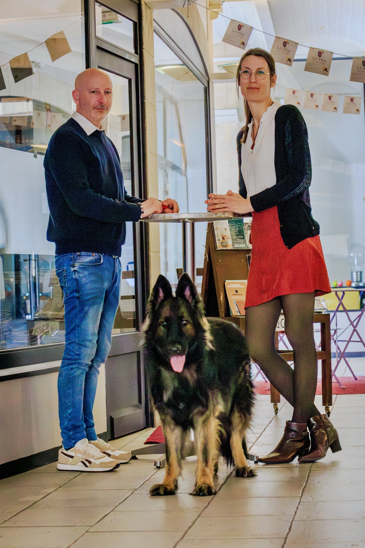 Jérôme et Laure, les fondateurs d'Instinct Naturel au Mans, posent avec un berger allemand pour présenter leur gamme d'alimentation naturelle pour chiens et chats.
